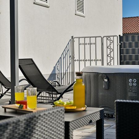 Luxury Apartment With Garden Jacuzzi And Wellness Trogir Bagian luar foto
