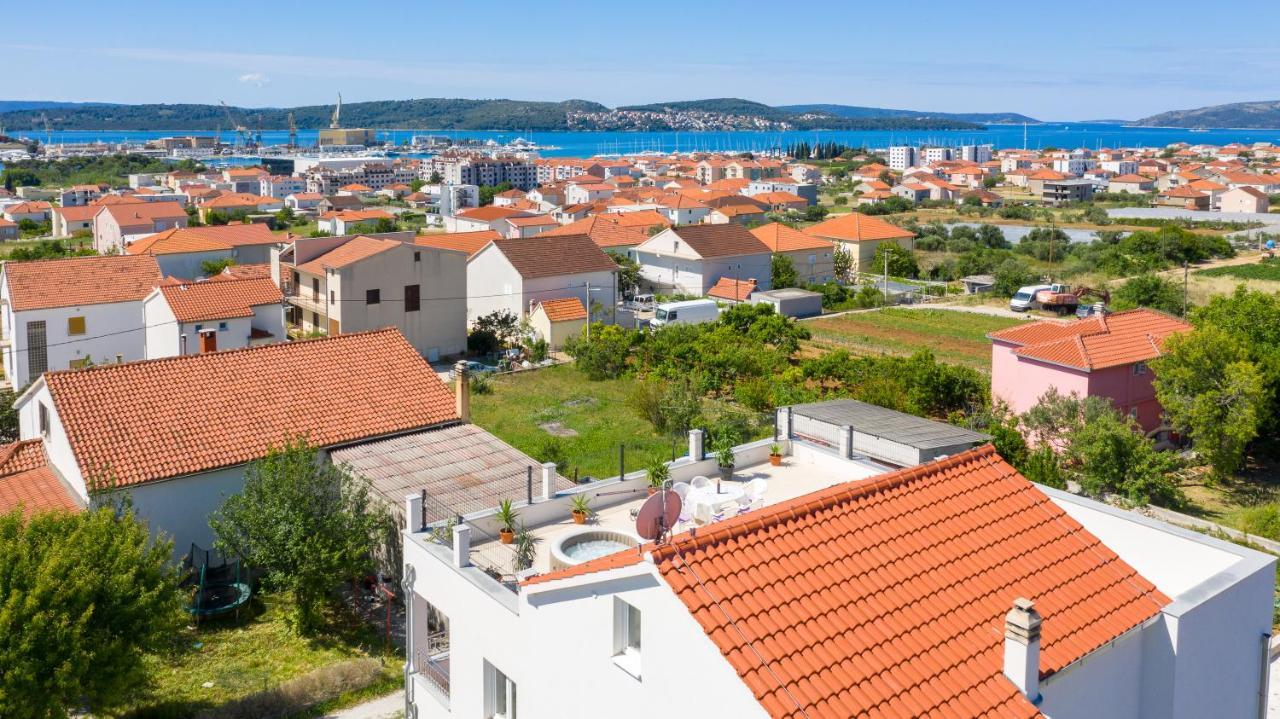 Luxury Apartment With Garden Jacuzzi And Wellness Trogir Bagian luar foto