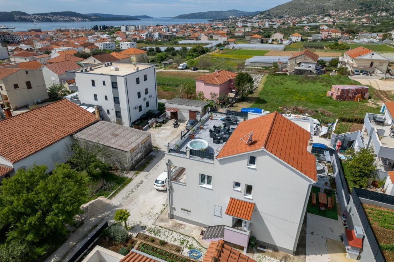 Luxury Apartment With Garden Jacuzzi And Wellness Trogir Bagian luar foto