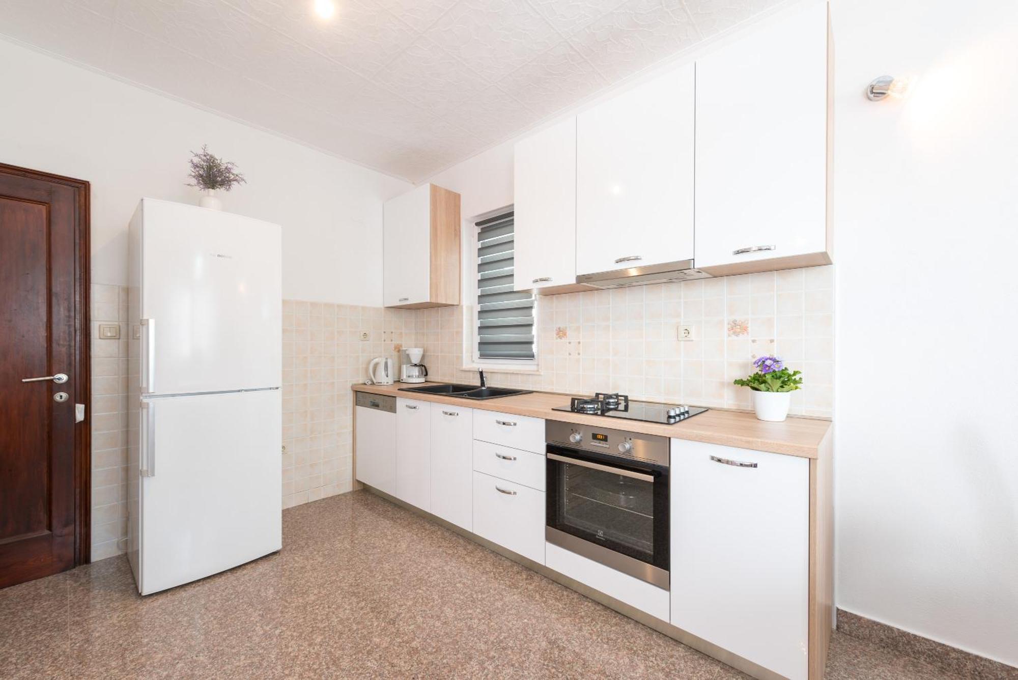 Luxury Apartment With Garden Jacuzzi And Wellness Trogir Bagian luar foto