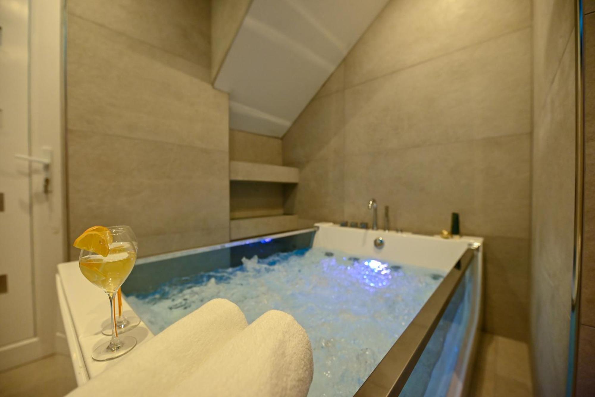 Luxury Apartment With Garden Jacuzzi And Wellness Trogir Bagian luar foto
