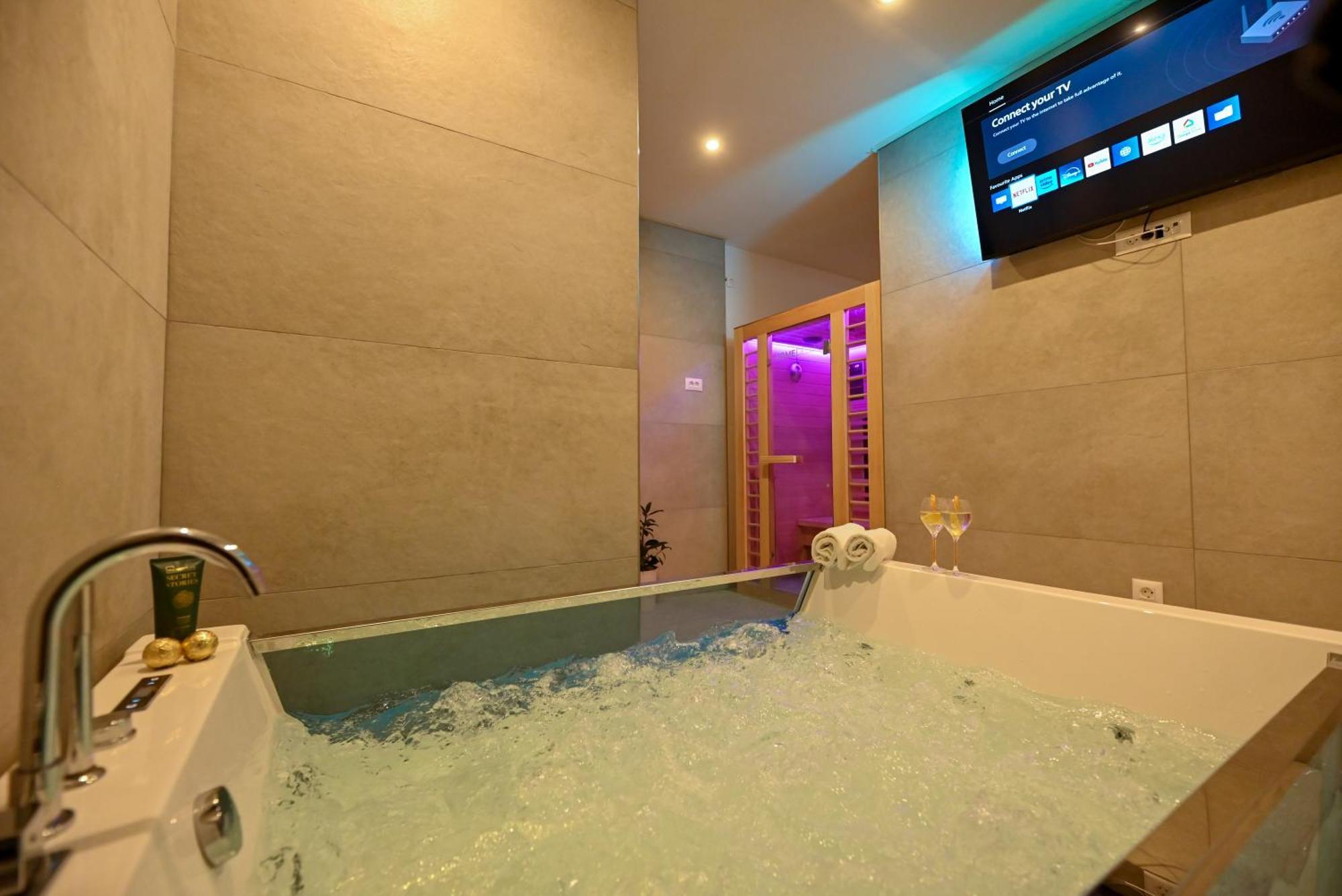 Luxury Apartment With Garden Jacuzzi And Wellness Trogir Bagian luar foto