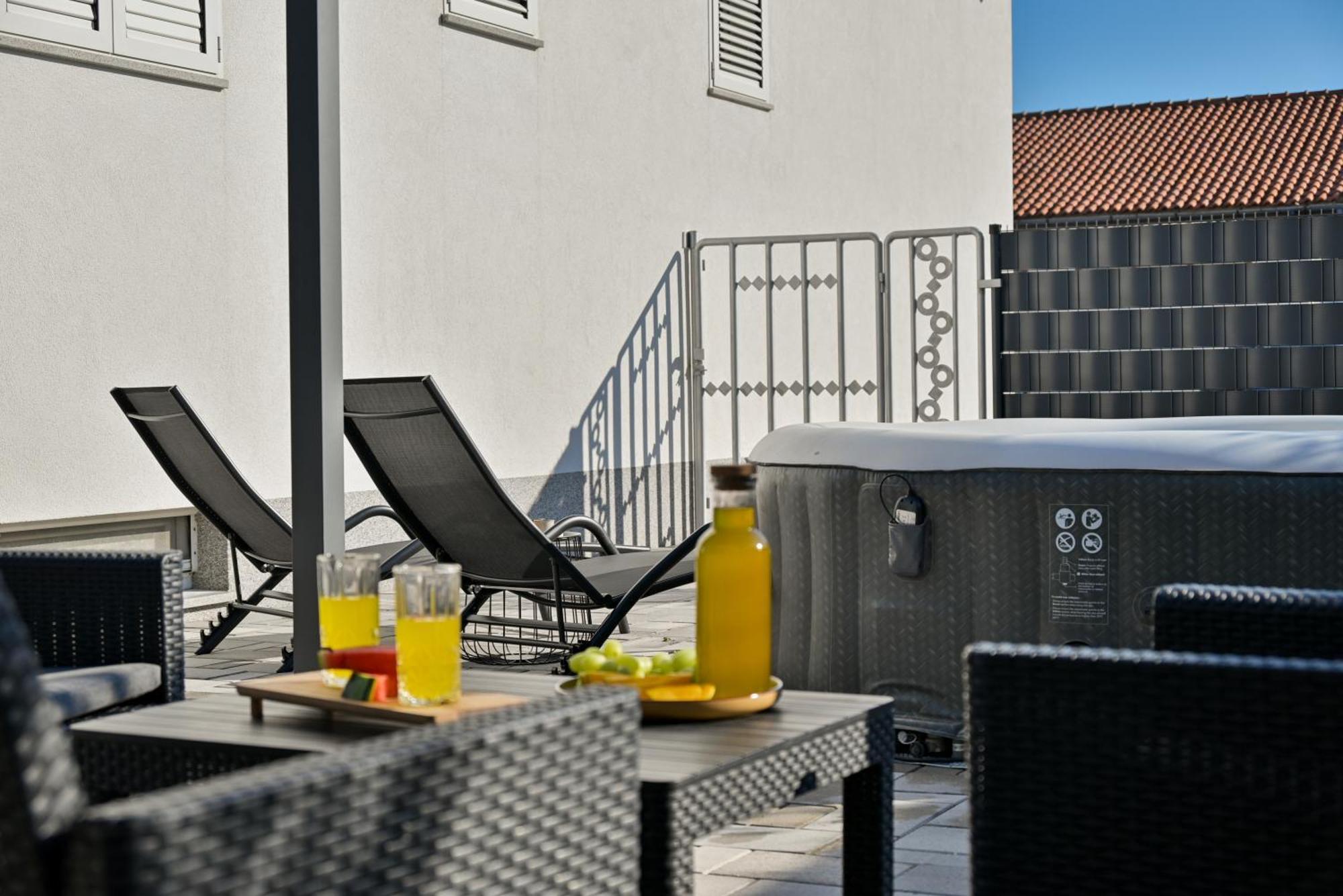 Luxury Apartment With Garden Jacuzzi And Wellness Trogir Bagian luar foto