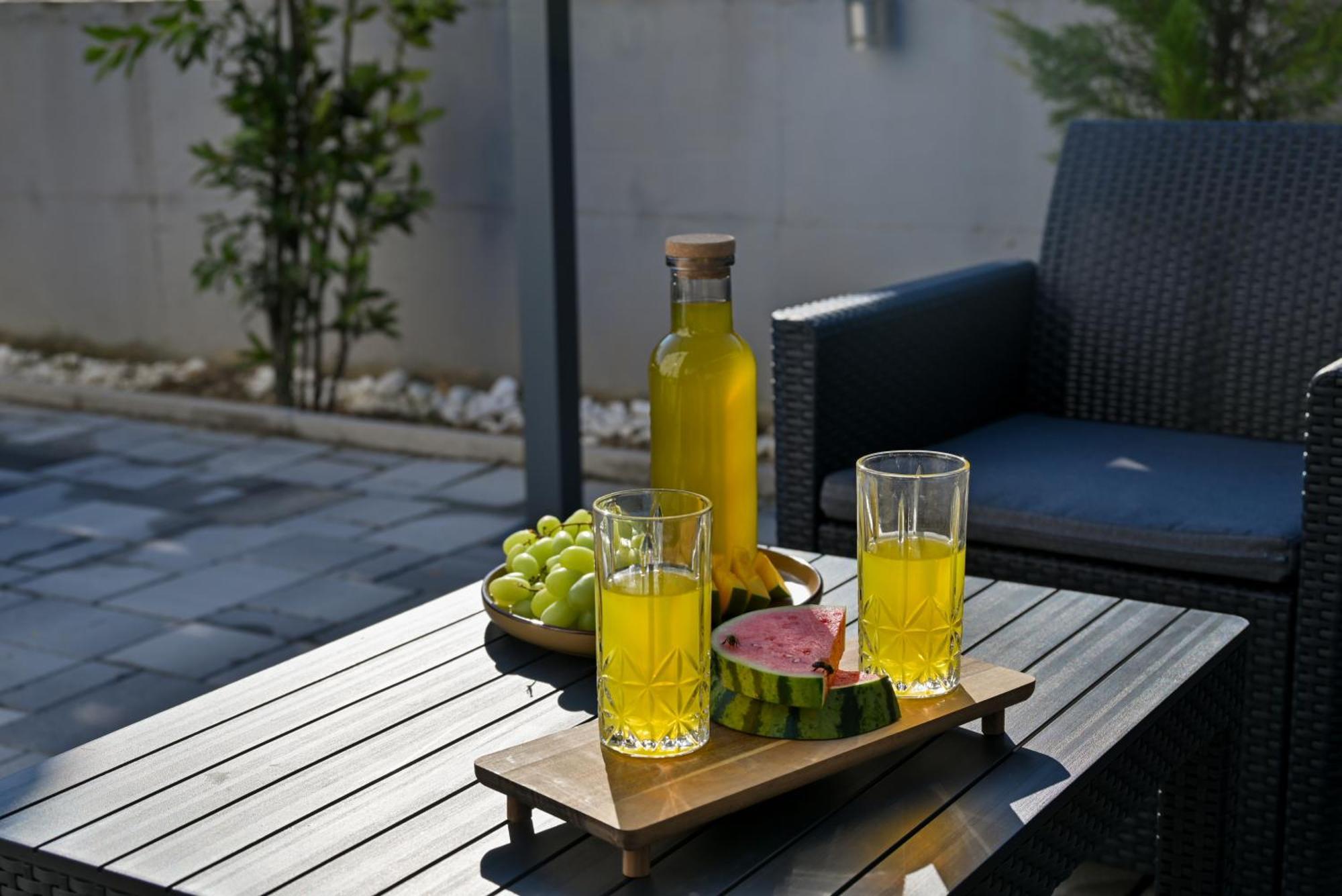 Luxury Apartment With Garden Jacuzzi And Wellness Trogir Bagian luar foto