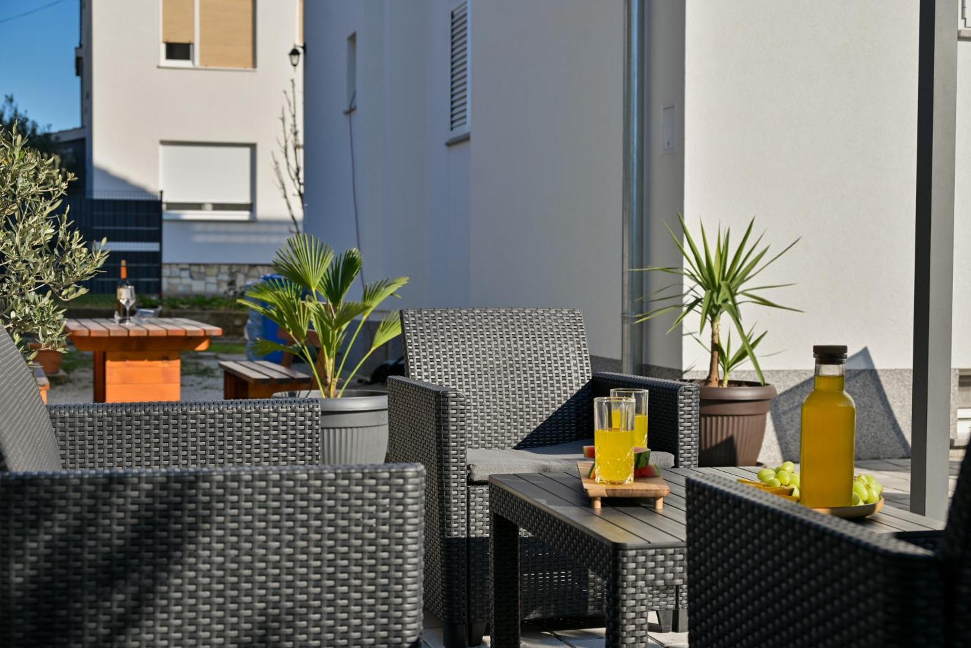 Luxury Apartment With Garden Jacuzzi And Wellness Trogir Bagian luar foto