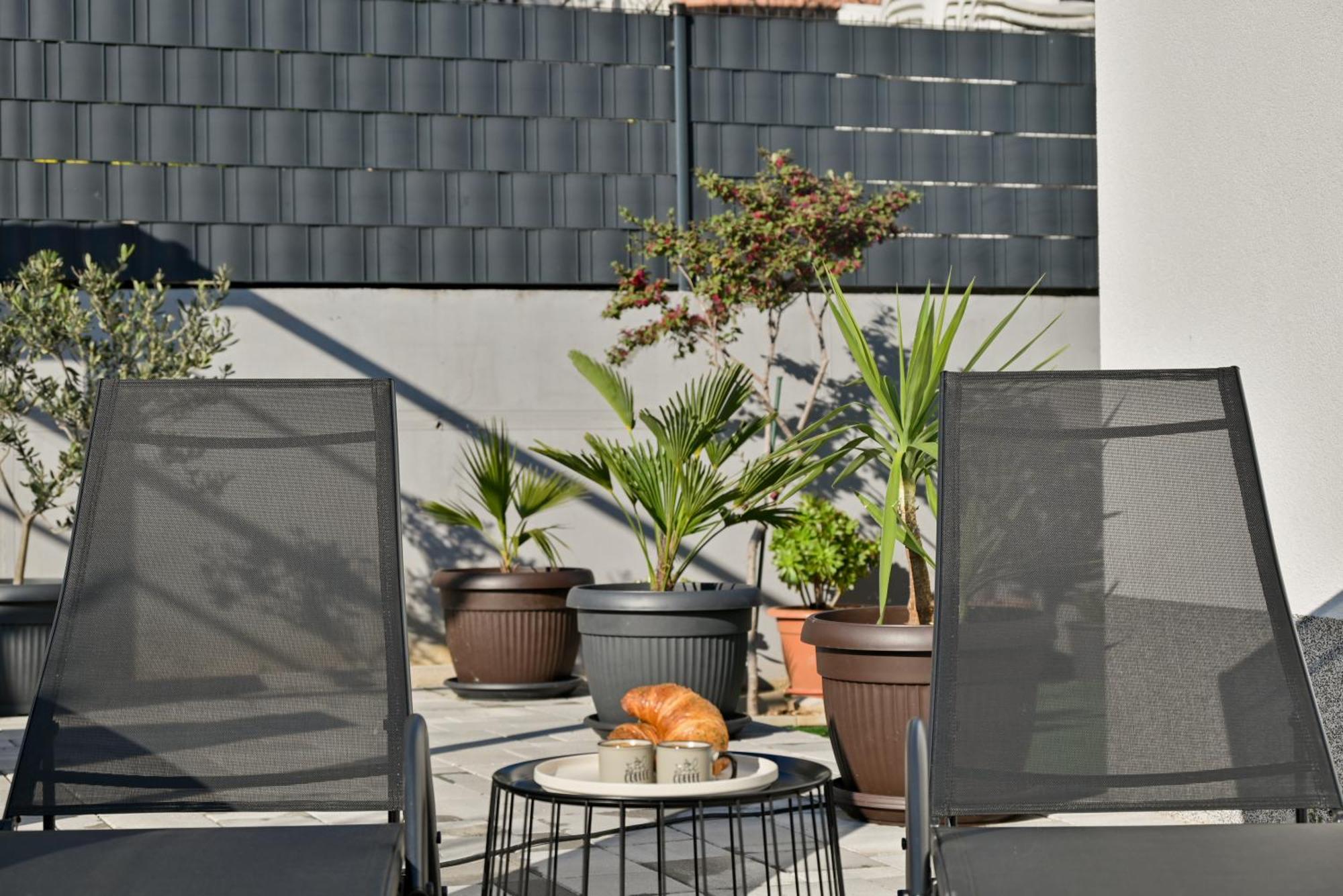 Luxury Apartment With Garden Jacuzzi And Wellness Trogir Bagian luar foto