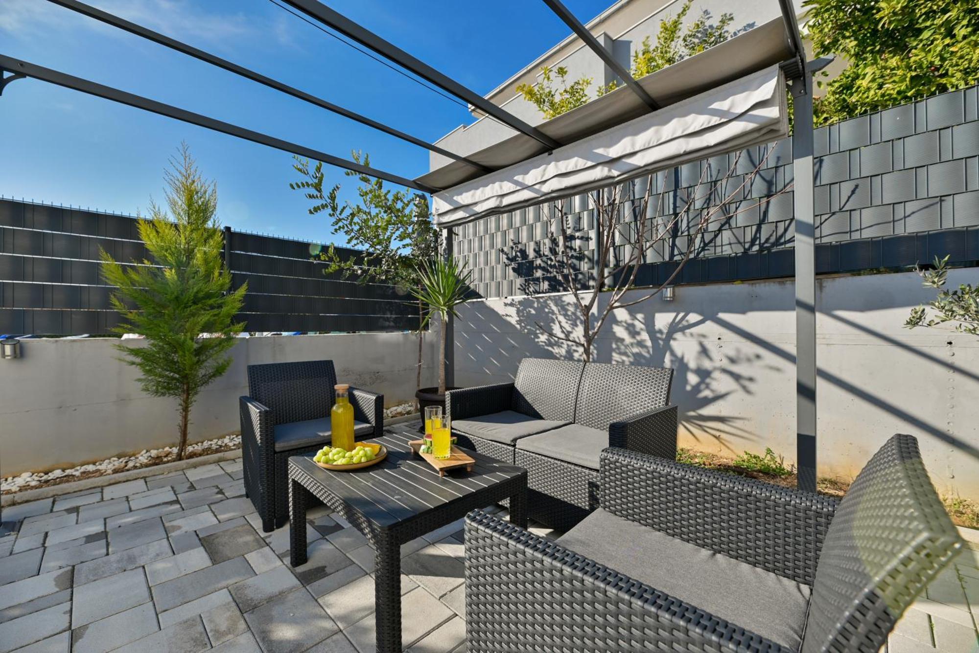 Luxury Apartment With Garden Jacuzzi And Wellness Trogir Bagian luar foto