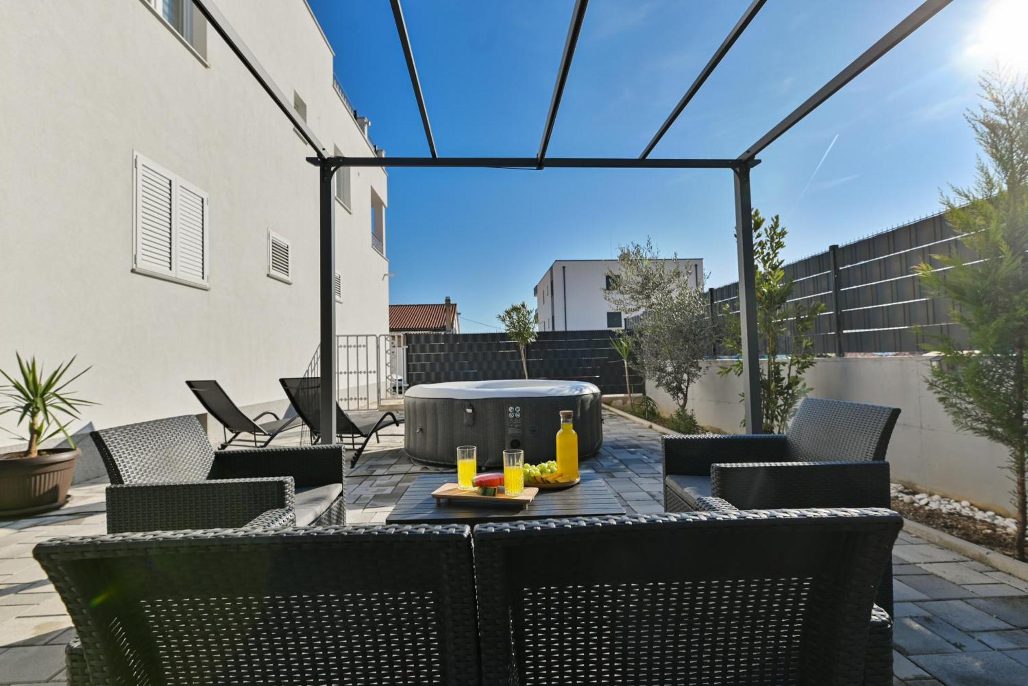 Luxury Apartment With Garden Jacuzzi And Wellness Trogir Bagian luar foto