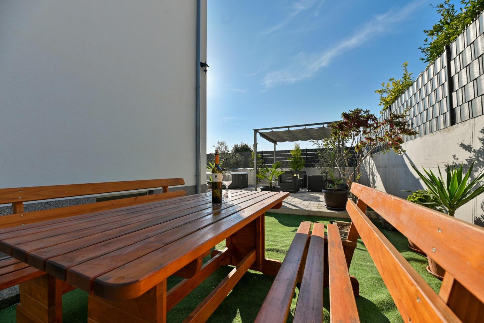 Luxury Apartment With Garden Jacuzzi And Wellness Trogir Bagian luar foto