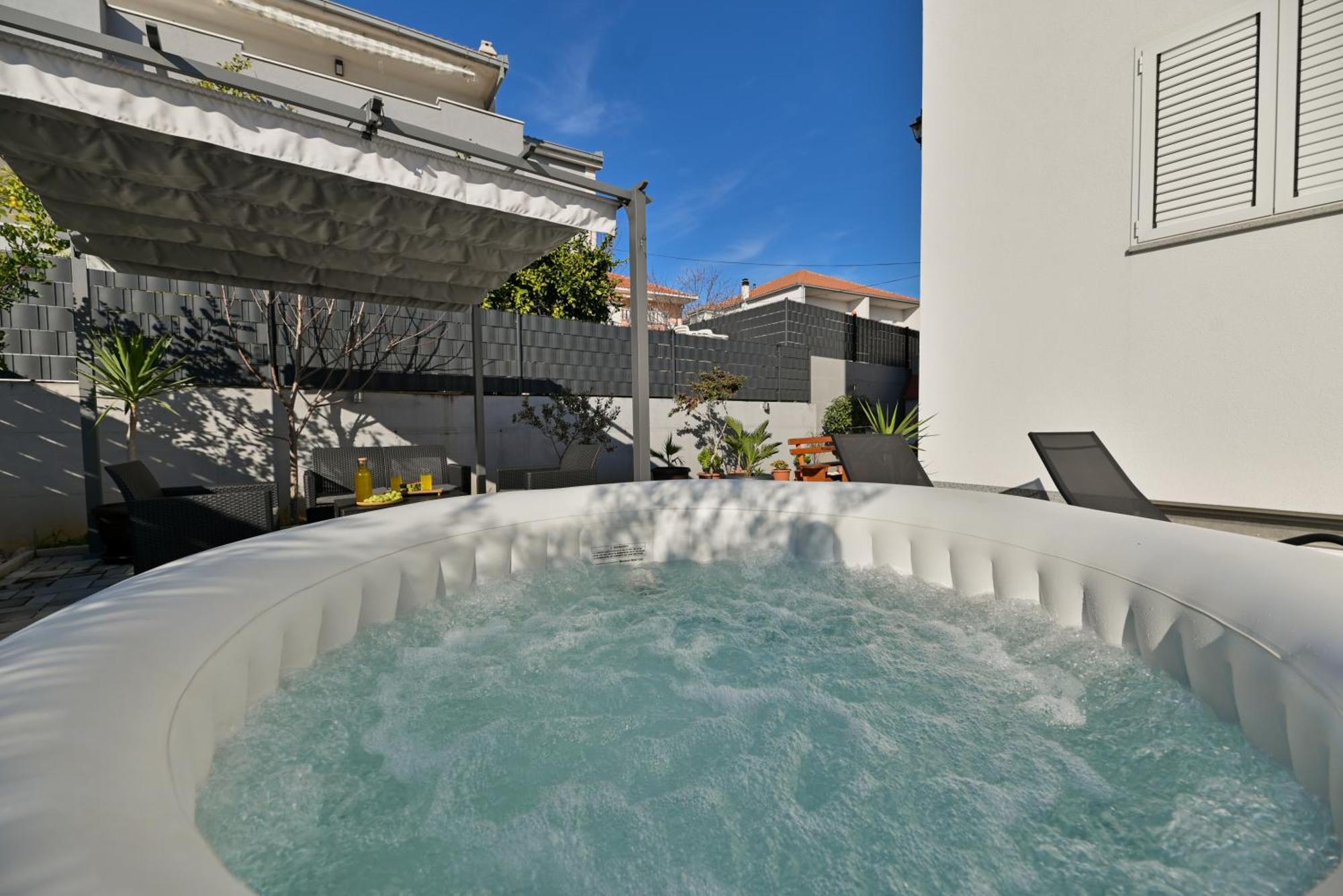 Luxury Apartment With Garden Jacuzzi And Wellness Trogir Bagian luar foto