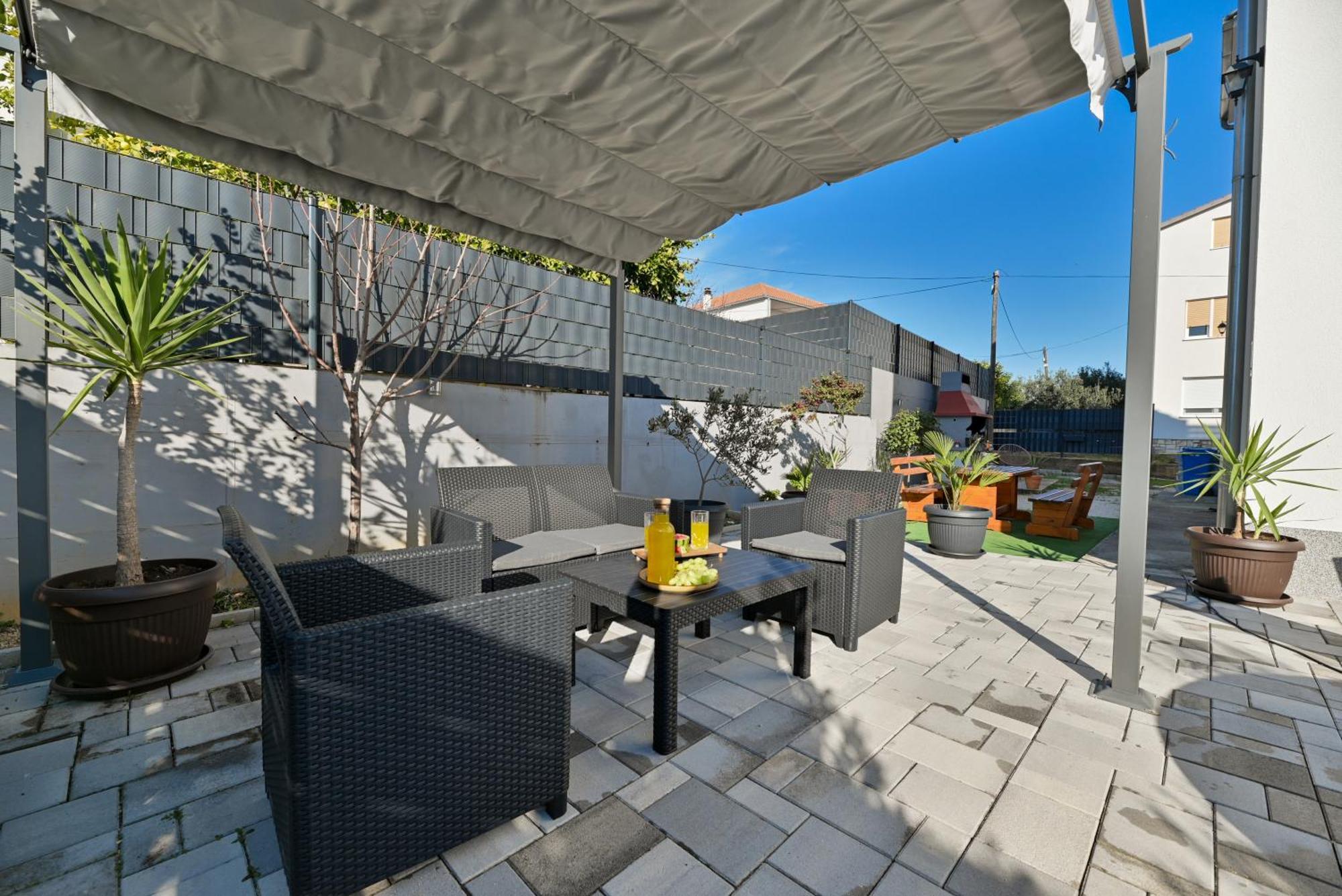 Luxury Apartment With Garden Jacuzzi And Wellness Trogir Bagian luar foto
