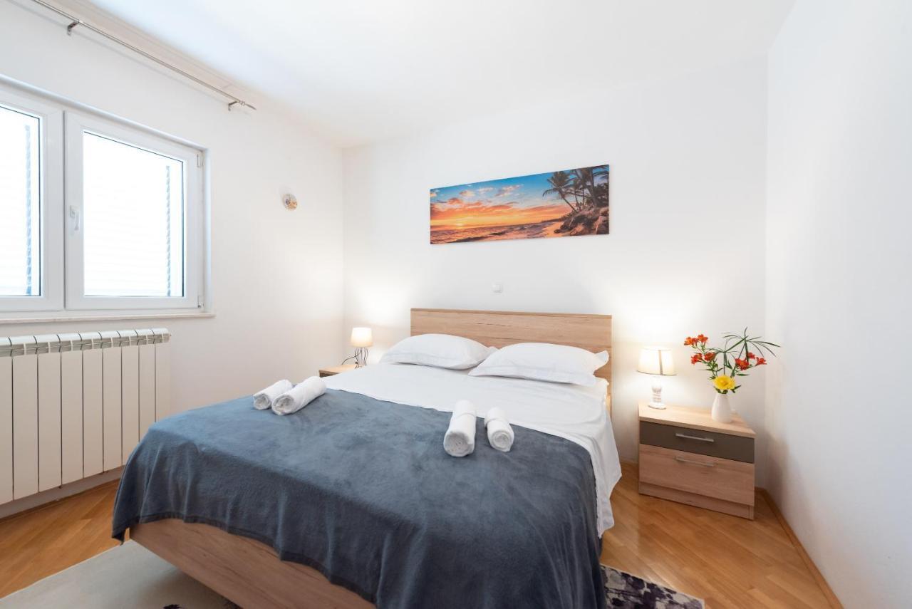 Luxury Apartment With Garden Jacuzzi And Wellness Trogir Bagian luar foto