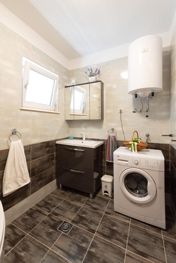 Luxury Apartment With Garden Jacuzzi And Wellness Trogir Bagian luar foto