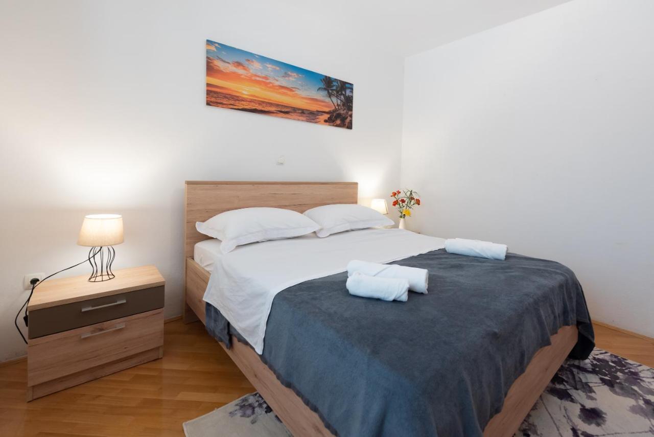 Luxury Apartment With Garden Jacuzzi And Wellness Trogir Bagian luar foto