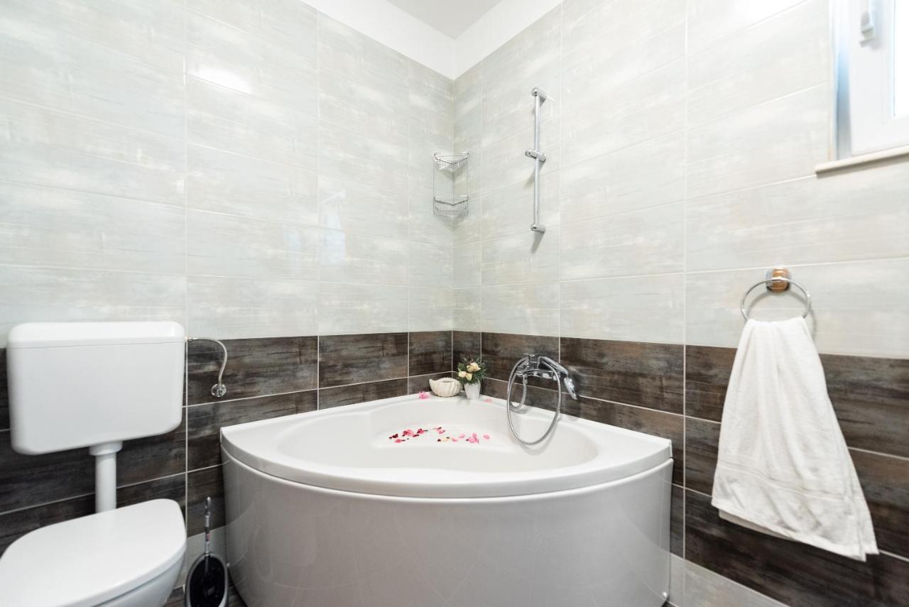 Luxury Apartment With Garden Jacuzzi And Wellness Trogir Bagian luar foto